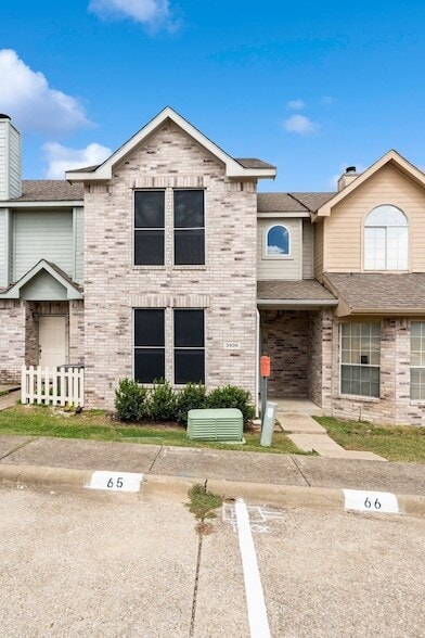 Building Photo - 3906 Pickett Pl Dr
