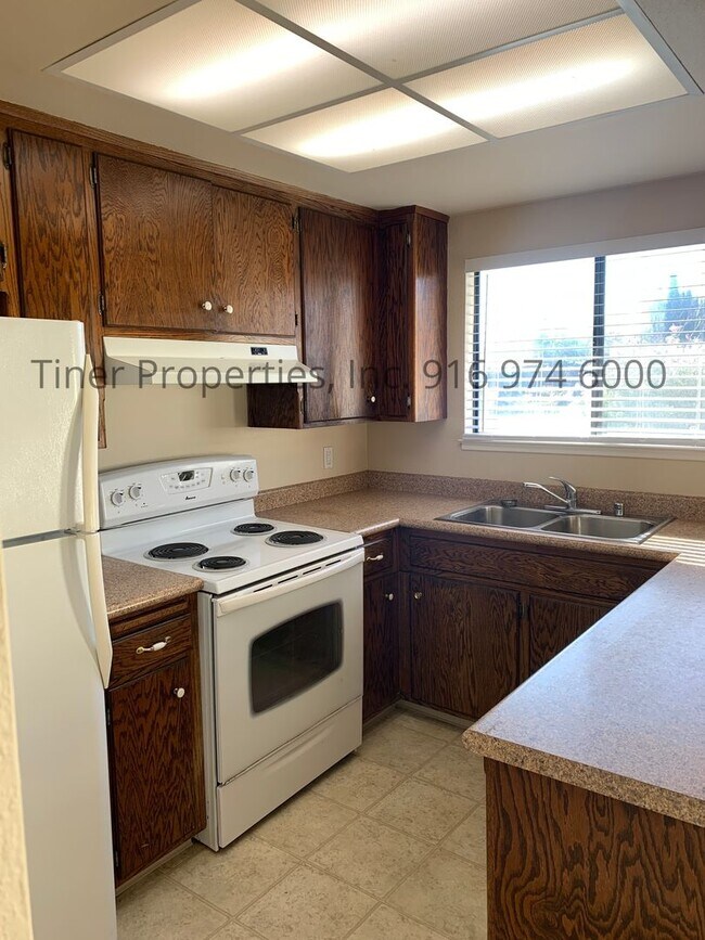 Building Photo - Beautiful Carmichael Home
