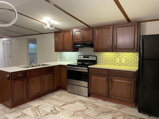 Building Photo - Updated Two Bedroom Trailer with Lake Acce...