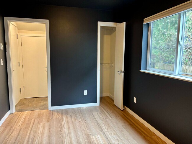 Building Photo - Bright & Modern End-Unit Townhome in Prime...