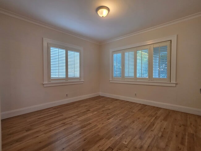 Foto del edificio - 3819 S Van Ness Ave
