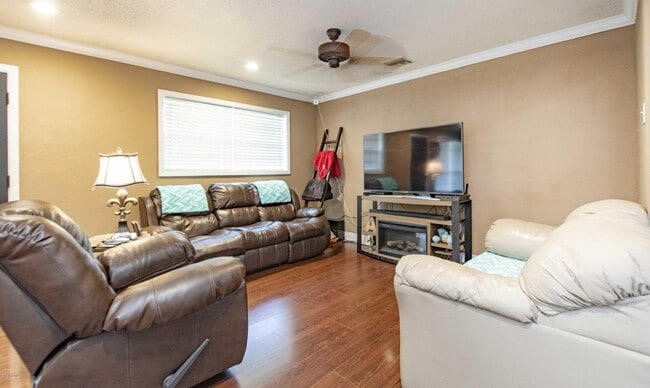 Living - 210 N William Dr