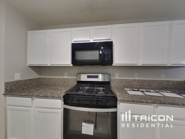 Foto del edificio - 639 Regal Hollow Ln
