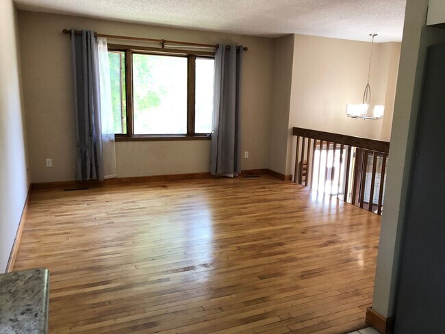 Foto del edificio - $3,050 |5 Bedroom 3 Bath |Fenced Backyard| Deck| Laundry| Basement