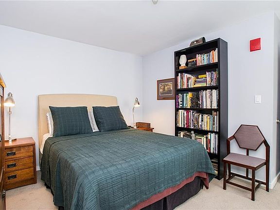 Foto del edificio - "Chic 1-Bedroom Urban Retreat with Granite...