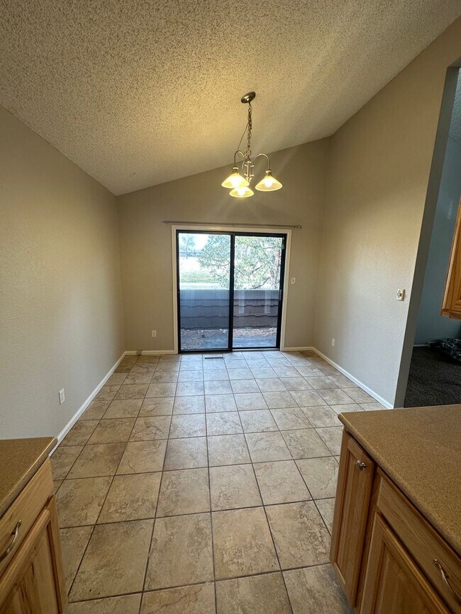 Foto del edificio - 2 BEDROOM, 1 BATHROOM, TOWNHOME IN THE AVE...