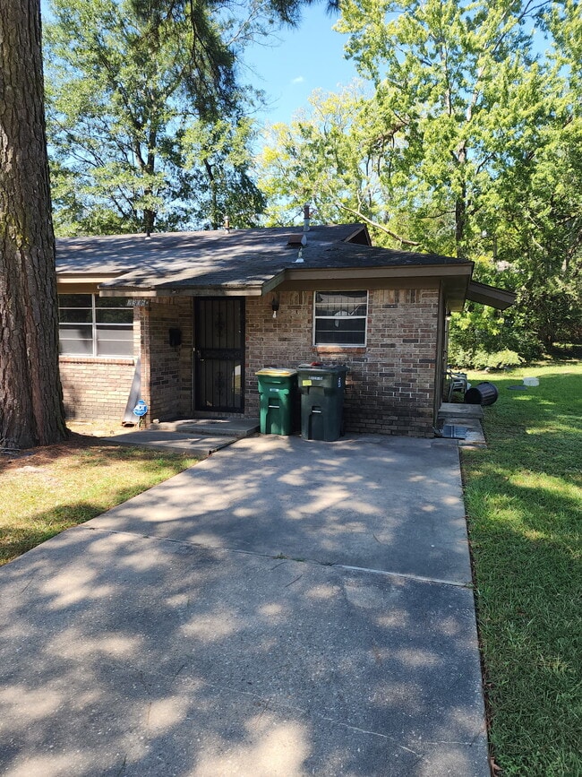 Building Photo - 2306 Dorchester Dr