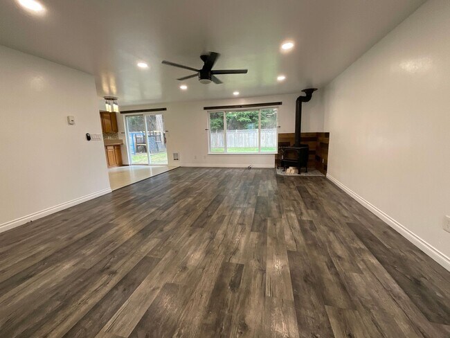 Foto del edificio - Beautiful 3 Bedroom 2 Bath Home at Lawrence Lake!