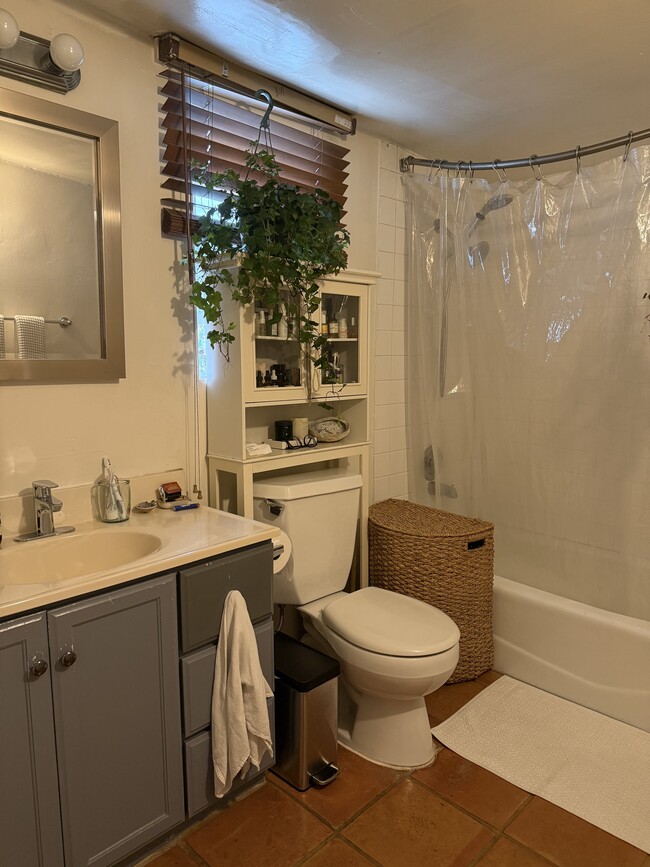 Bathroom - 922 Milwood Ave