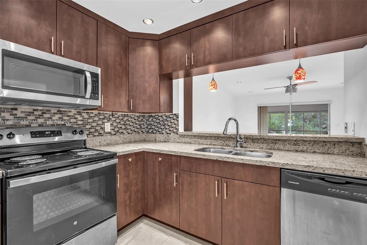 Foto principal - 5790 Stirling Rd