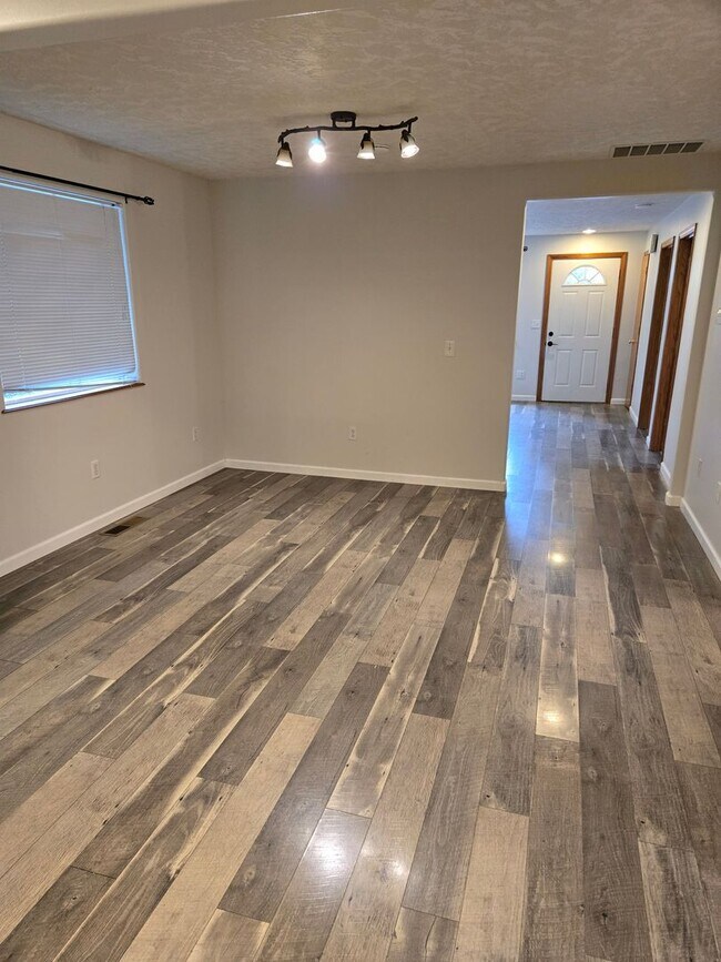 Foto del edificio - Large lot with tons of storage !  3 br , 2...