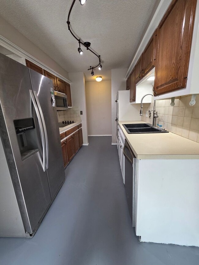 Building Photo - Large 3 bedroom in Bethany