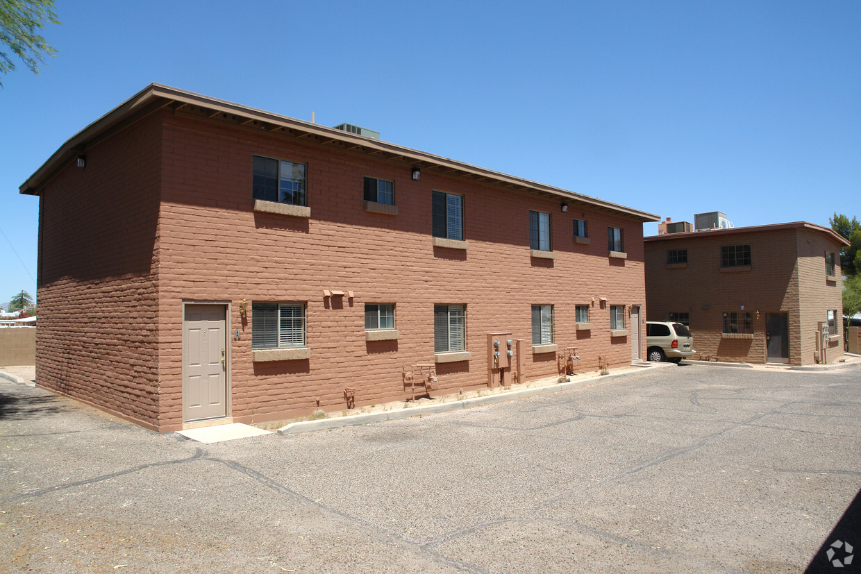 Building Photo - 970-& 972 N Craycroft Rd