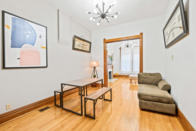 Foto del edificio - 2633 N Sheffield Ave