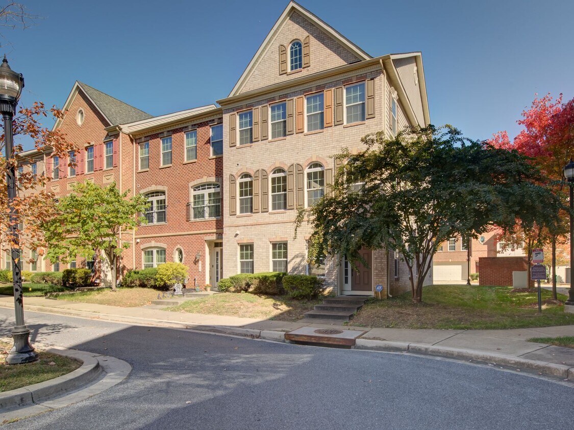 Lovely TH Available Now in Bowie! HCVP Warmly Welcomed. - Lovely TH Available Now in Bowie! HCVP Warmly Welcomed.