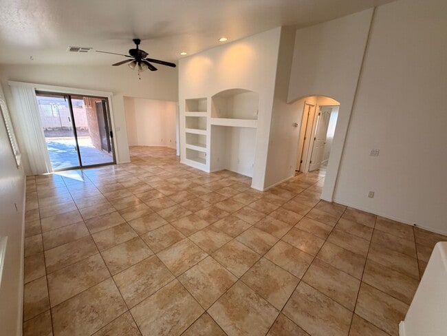 Building Photo - Spacious 3Bdm 2Ba Phoenix Home with *No Carpets* and *New Paint*