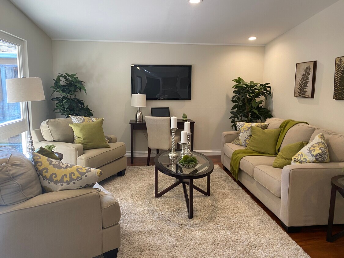 Living room - 4444 Millard Ave