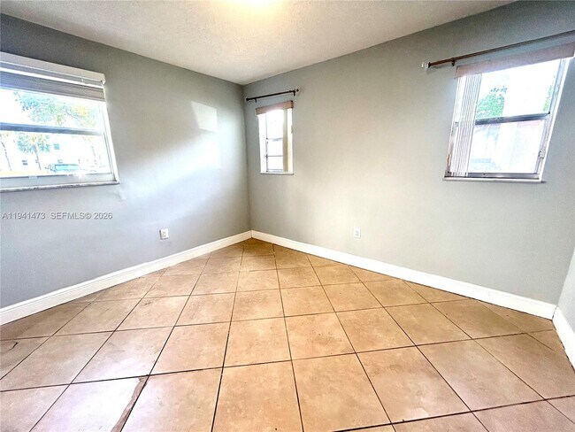 Foto del edificio - 8300 Sunrise Lakes Blvd