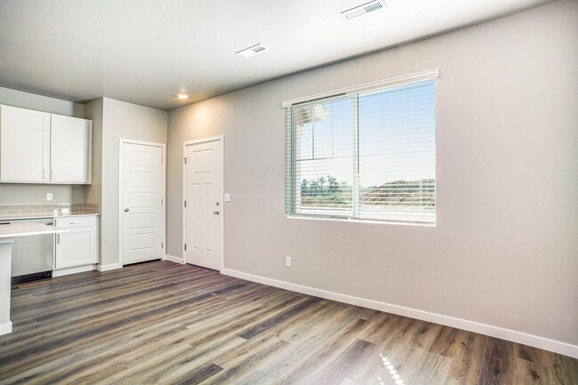 Building Photo - Like-New Townhome in Downtown Johnstown Ne...