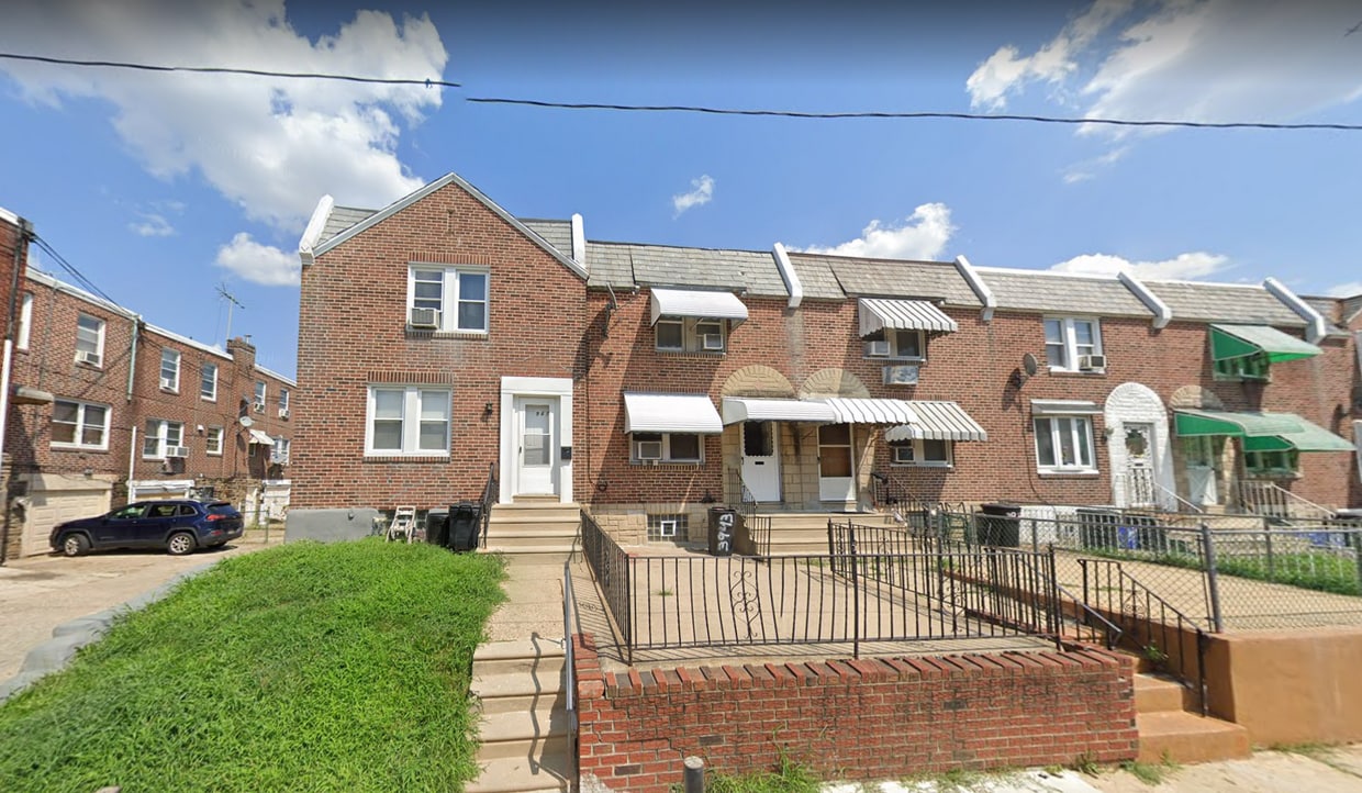 Front yard with plenty of space and street parking. - 3945 Elsinore St