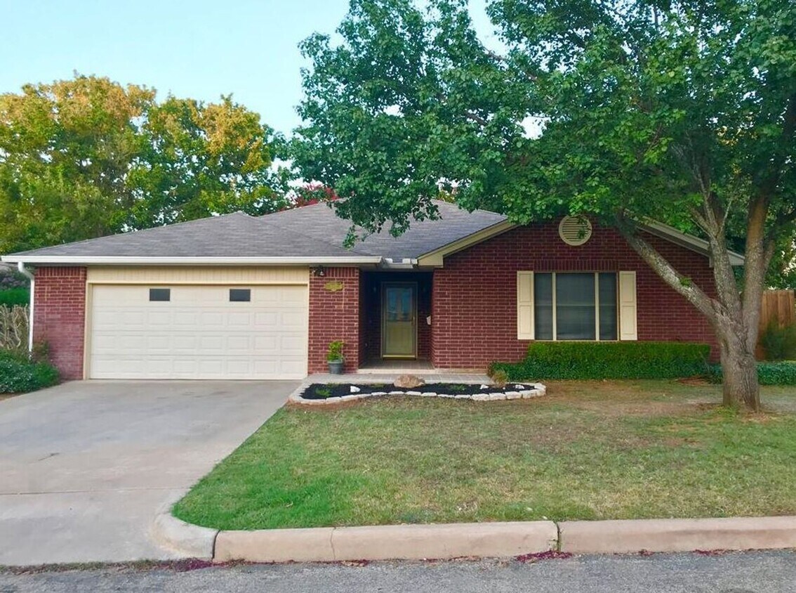 Primary Photo - FOR LEASE!!