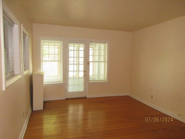 Building Photo - Available August 2025 Large Remodeled 1 Be...