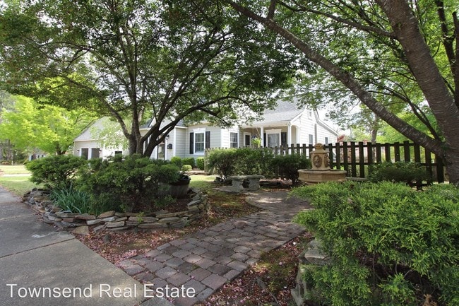 Building Photo - 212 Westmont Dr