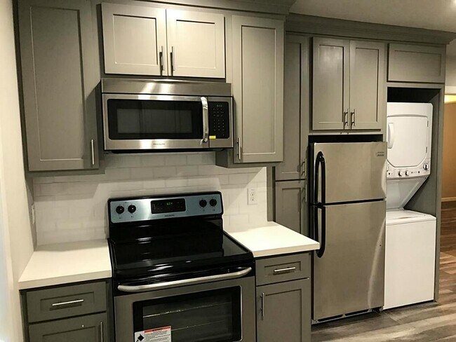 Cocina con electrodomésticos de acero inoxidable (1 año de antigüedad), encimeras de cuarzo y protector contra salpicaduras de azulejos tipo metro. - 5005 Tierwester st