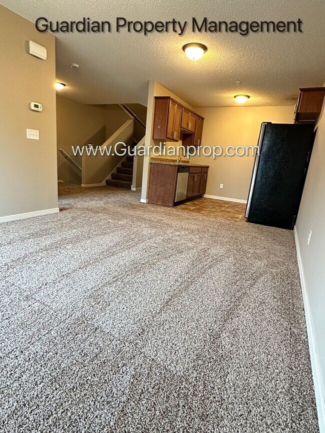 Foto del edificio - Champlin Town Home, 2 Car Garage, Dishwasher, Washer/Dryer, Balcony, July/Aug 1st Move In