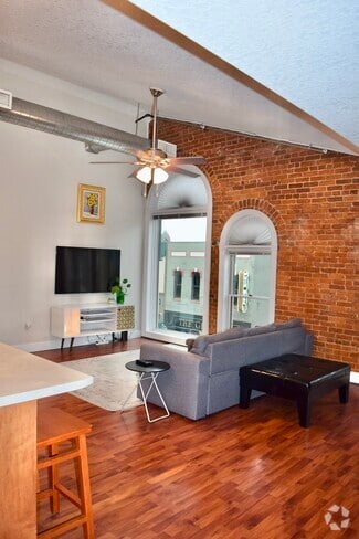 Building Photo - 135 E Prairie Ave