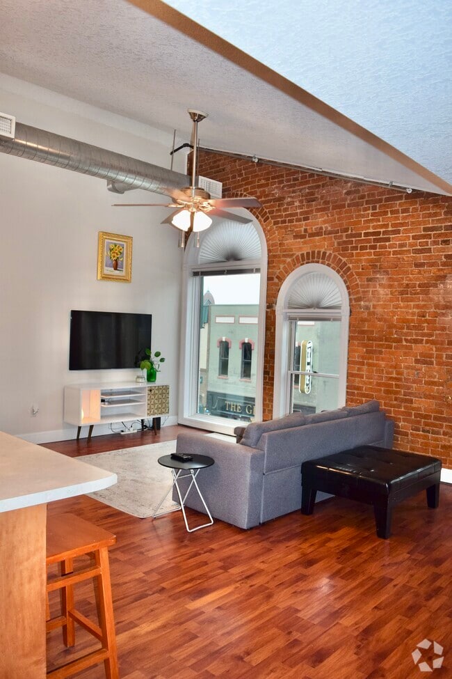 Building Photo - 135 E Prairie Ave