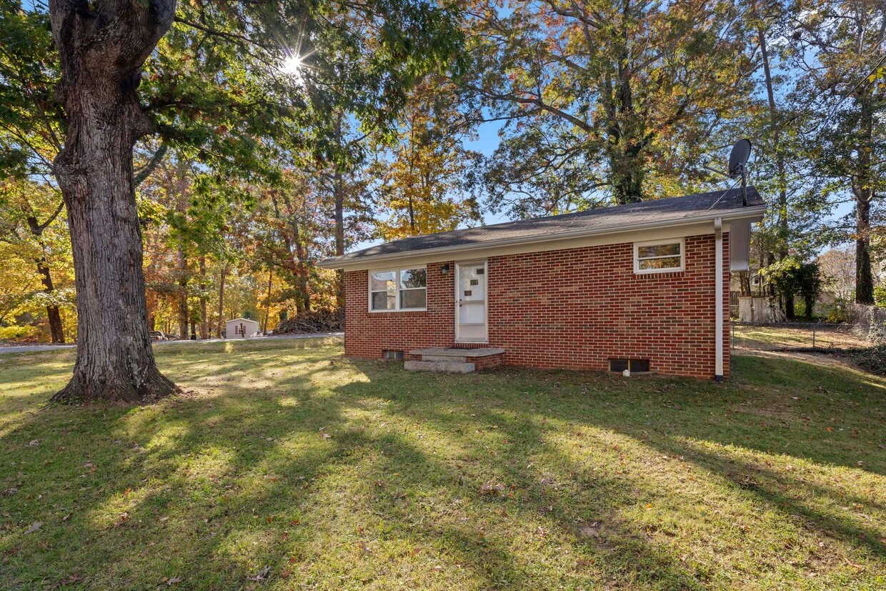 Primary Photo - Cute House in East Asheville!