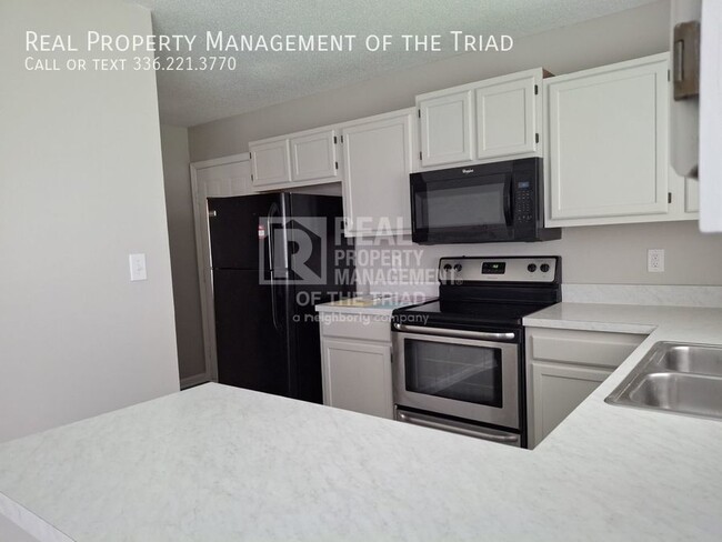 Building Photo - 3 Bedroom/2.5 Bath w/corner culdesac lot i...