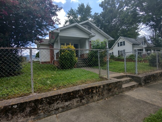 Building Photo - Renovated Cottage Beside Founders Park