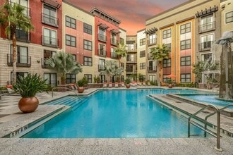 Building Photo - Sole on Central