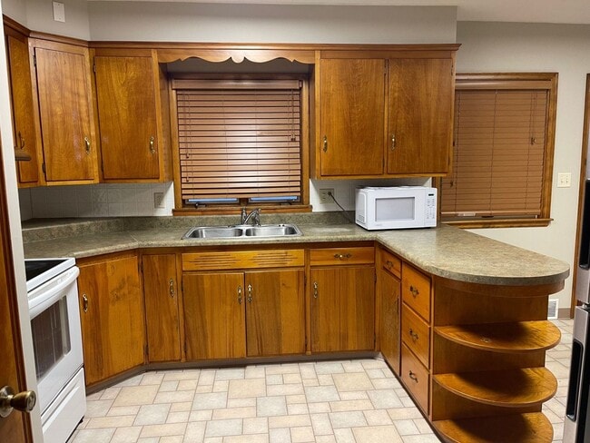Building Photo - Huge 3 Bedroom Single Family Home! 12 mont...