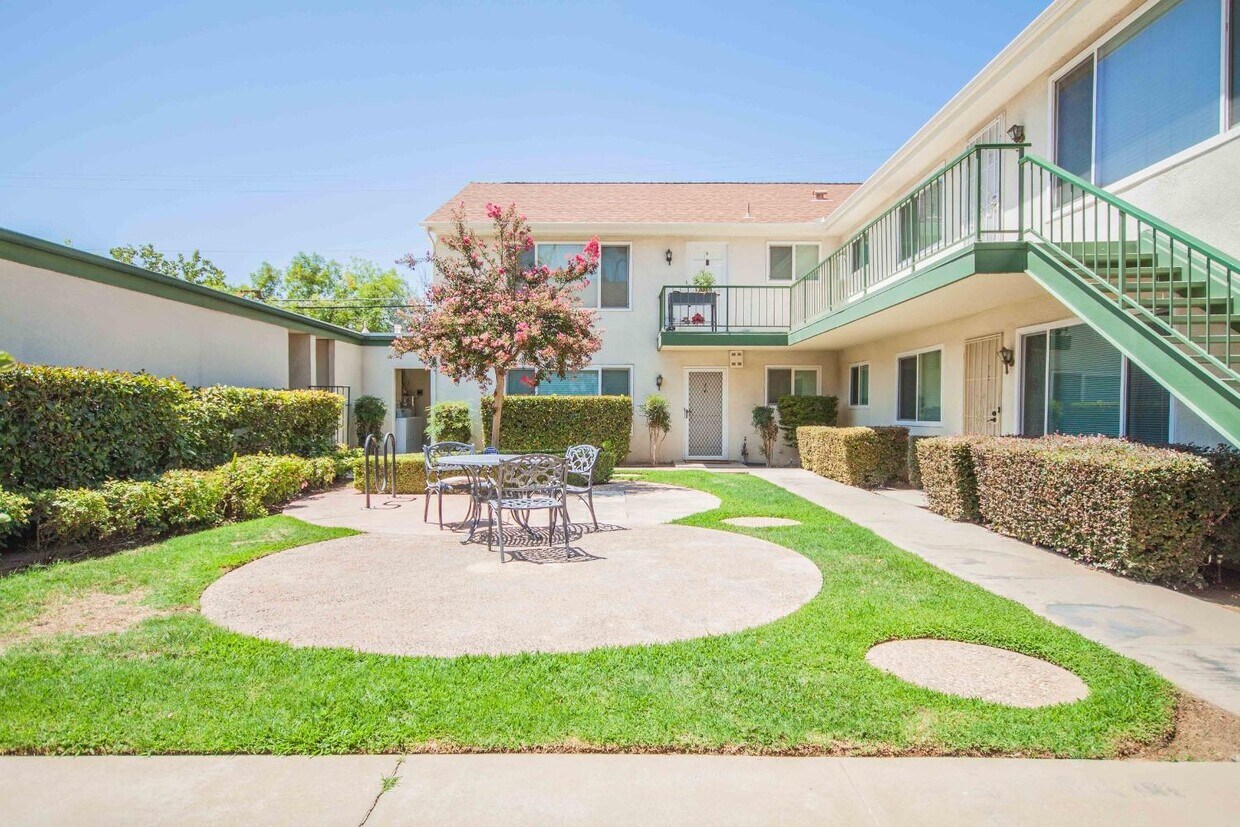 Foto principal - 5085 N Roosevelt Ave