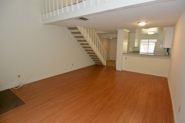 Foto del edificio - Lovely 1 Bed 1 Bath 2 Story Condo in Irvine