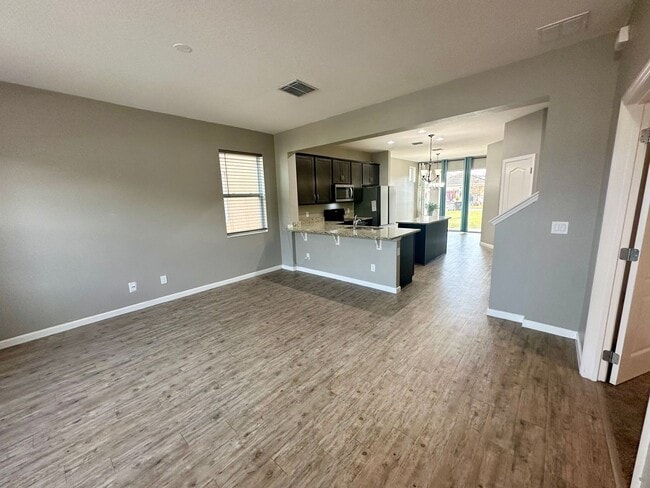 Foto del edificio - Beautifully updated home with loft and community pool