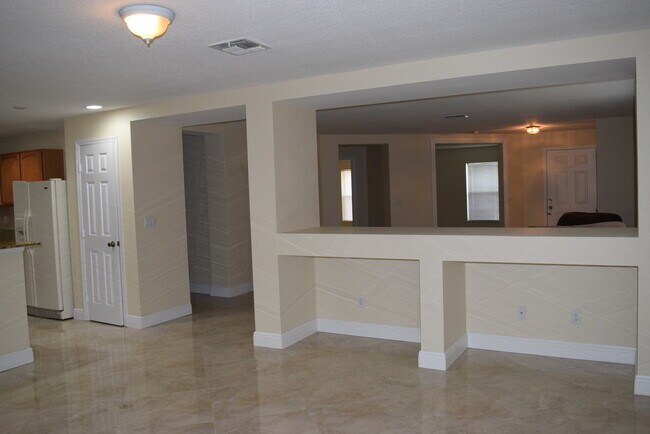 Building Photo - 2806 SW Seaside Rd