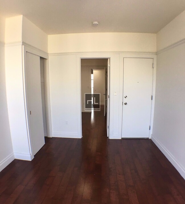 Building Photo - HARMAN STREET / Spacious 1-Bed 1-Bath / Bu...
