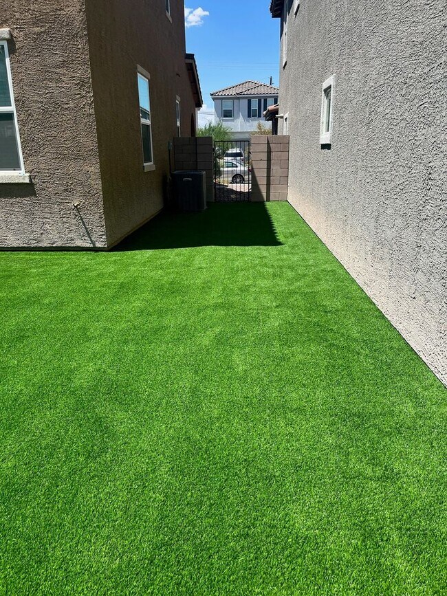 Foto del edificio - Gorgeous 1 year built 3 Bedroom Single Fam...
