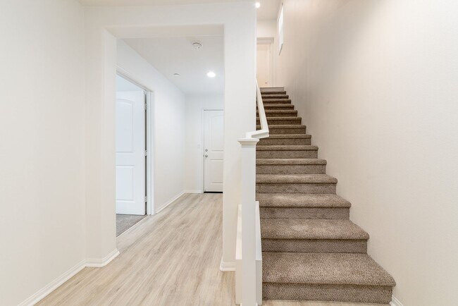 Building Photo - Beautiful 4 bed 3.5 bath condo in gated co...