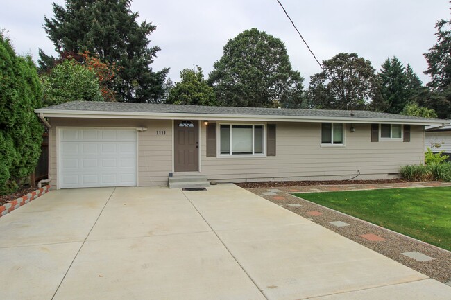 Building Photo - Single Level Home with Fenced Yard and Cov...