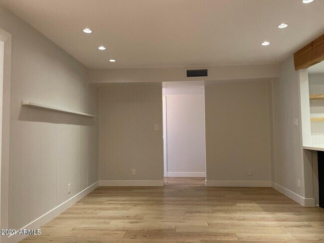 Foto del edificio - 542 N Hobson Plaza