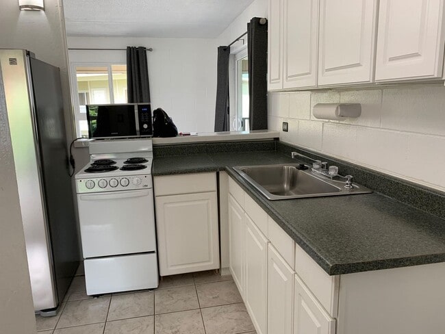 Building Photo - Central location 1 bedroom/1 bathroom with ocean view