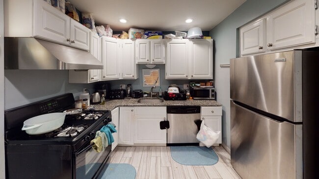 Building Photo - Modern Cleveland Circle three bed duplex c...