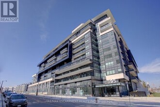 Building Photo - 395 Dundas St W
