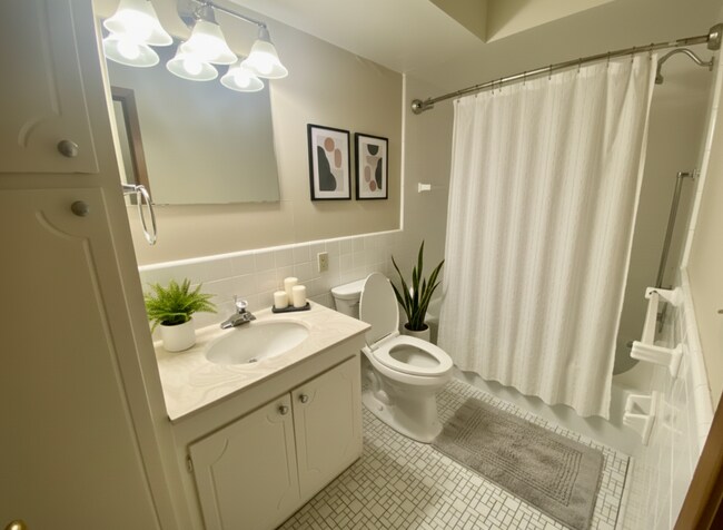 Building Photo - 2 Bed/1.5 Bath Ground floor