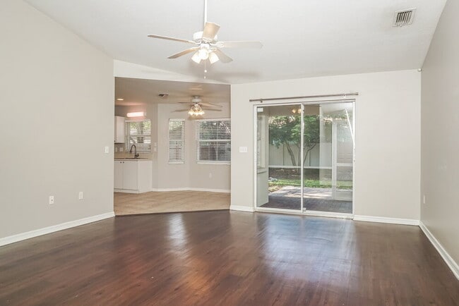 Foto del edificio - 4638 Breezy Pines Blvd